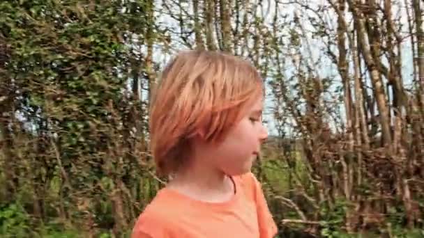Garçon Rit Promène Long Route Shirt Orange Campagne Randonnées Pédestres — Video