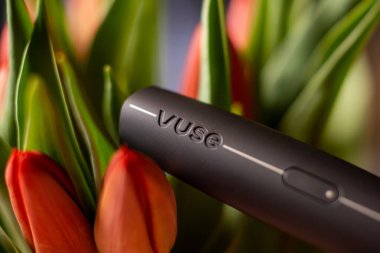 Caene, Fransa - 03 Mart 2023: Bir buket çiçekte elektronik cihaz tüttürmek için Vuse.