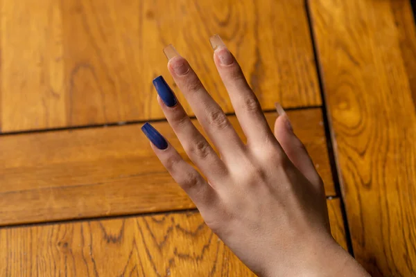 Długie Paznokcie Zrobienia Domu Ręka Kobiety Manicure Bezczelne Paznokcie — Zdjęcie stockowe