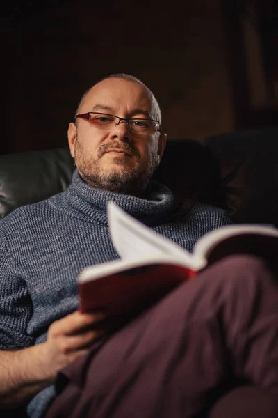 Homem Com Óculos Está Ler Livro Homem Meia Idade Aparência — Fotografia de Stock