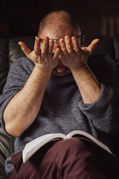 Bir Adam Bir Kitabın Önünde Gözlerini Ovuşturur Gözlerde Ağrı Yorgunluk — Stok fotoğraf