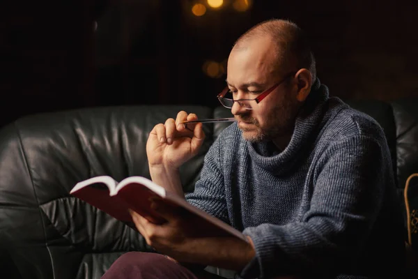 Homem Meia Idade Com Óculos Está Estudando Com Livro Suas — Fotografia de Stock