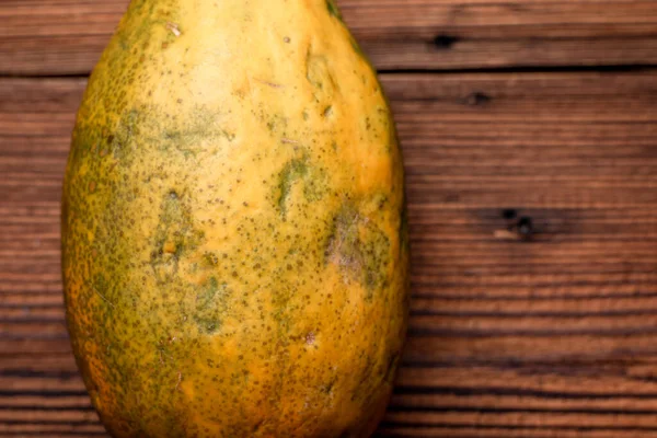 Papaya Entera Sobre Fondo Madera Una Fruta Imperfecta Con Una —  Fotos de Stock