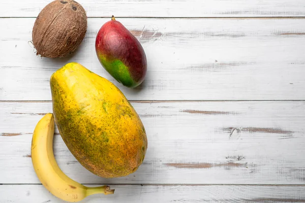 Papaya Mango Banana Cocco Uno Sfondo Legno Bianco Posto Testo — Foto Stock