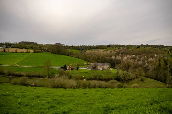Vidéki Dombvidék Franciaországban Zöld Rétek Vidéki Ház — Stock Fotó
