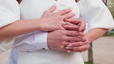 Yüzüklü yeni evlilerin elleri..