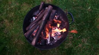 Izgarayı yakıyorum. Yukarıdan bak. Izgara hazırlığı.