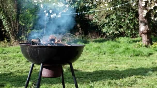 Brennholz Brennt Kohlenbecken Entzünden Eines Runden Grills Zum Kochen Von — Stockvideo