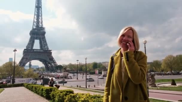 Женщина Разговаривает Телефону Париже Возле Эйфелевой Башни Женщина Средних Лет — стоковое видео