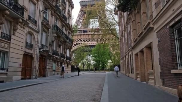Paris Frankrike April 2023 Stadsgatan Med Utsikt Över Eiffeltornet Dagtid — Stockvideo