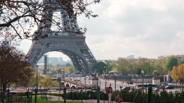 París Francia Abril 2023 Vista Una Concurrida Calle Ciudad Torre — Vídeos de Stock