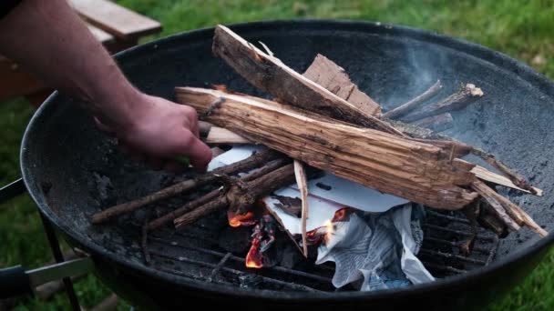 Bois Chauffage Brûle Dans Brasero Allumer Barbecue Rond Pour Cuisiner — Video