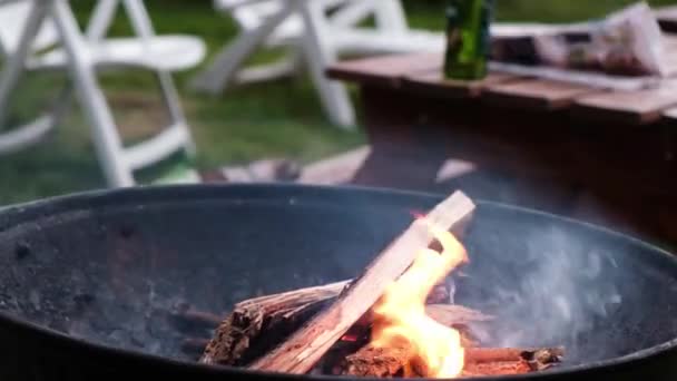 柴火在火盆里燃烧 烧制烤食物用的圆烤肉 — 图库视频影像