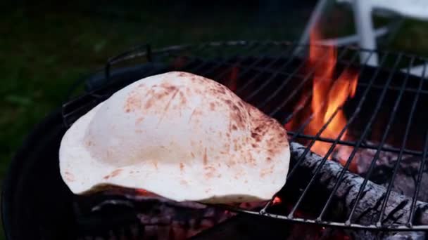Pita Cocinando Con Carbón Pan Parrilla — Vídeo de stock