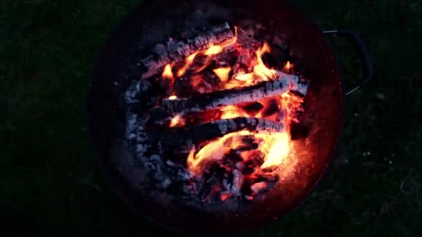 Charbons Chauds Lumineux Dans Barbecue Rond Dans Obscurité Vue Haut — Video