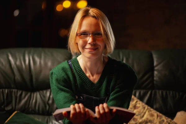 Eine Frau Mit Brille Lächelt Und Blickt Mit Einem Aufgeschlagenen — Stockfoto