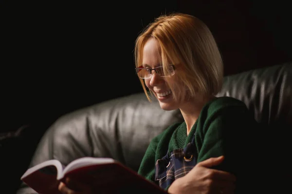 Eine Frau Mit Brille Lächelt Und Liest Hause Auf Dem — Stockfoto