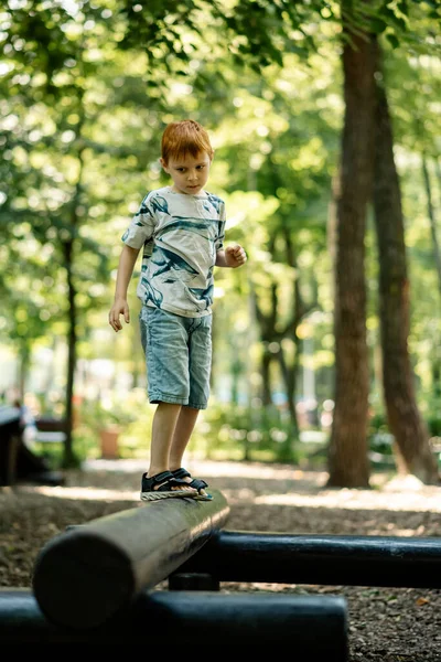 Jovem Rapaz Caminha Num Tronco Parque Infantil Férias Activas Verão — Fotografia de Stock