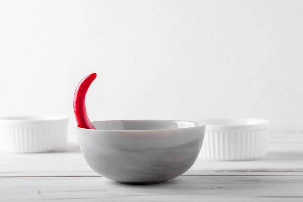 Pittig Voedselconcept Met Rode Peper Chili Soepbord Witte Houten Ondergrond — Stockfoto