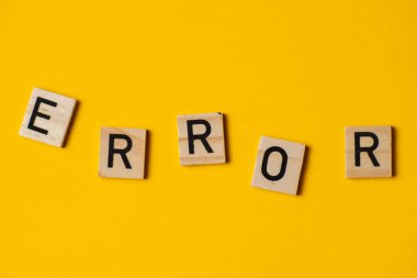 sarı arkaplandaki harflerdeki hata.