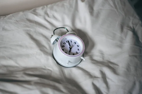 枕头警钟 睡眠问题 昼夜节律的概念 — 图库照片