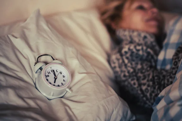 Réveil Sur Oreiller Une Femme Endormie Concept Problèmes Sommeil Insomnie — Photo