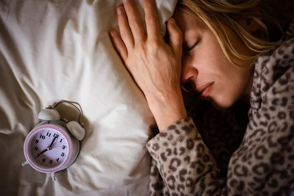 Sveglia Sul Cuscino Una Donna Addormentata Concetto Problemi Del Sonno — Foto Stock