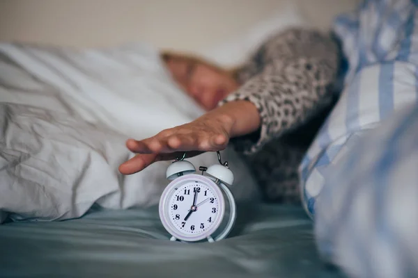 Годинник Тривоги Рука Жінки Закриває Його Ліжку Складність Вставання Вранці — стокове фото