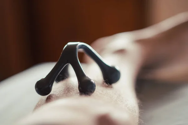 Massaggiatore Plastica Sulla Superficie Una Gamba Maschile Massaggio — Foto Stock