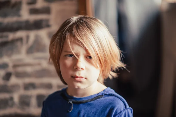 Yüzünde Hoşnutsuzluk Ifadesi Olan Tüylü Bir Çocuk — Stok fotoğraf
