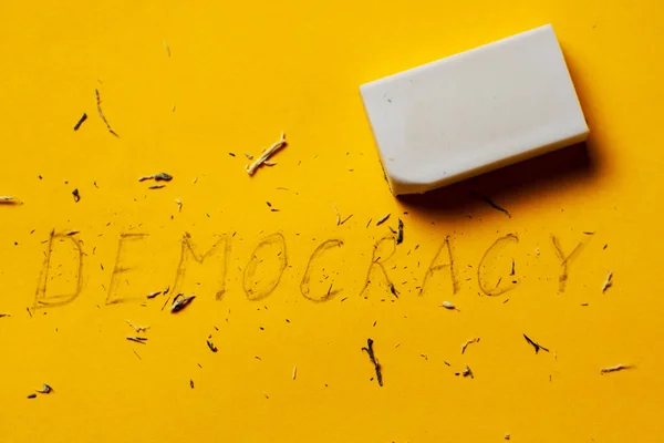 Demokrácia Radír Sárga Háttérrel Demokrácia Fogalmának Eltűnése — Stock Fotó