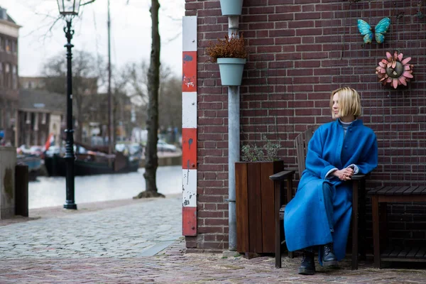 파란색 코트를 매력적 바라봅니다 뒤에는 날씨좋네 — 스톡 사진