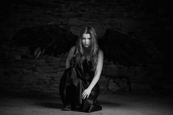 Чорний Ангел Рудим Волоссям Темній Кімнаті Темний Кам Яний Фон — стокове фото