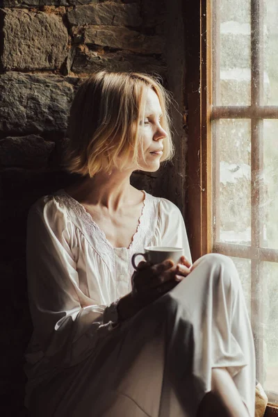 Eine Frau Mit Nachdenklichem Blick Trinkt Kaffee Fenster Frau Mittleren — Stockfoto