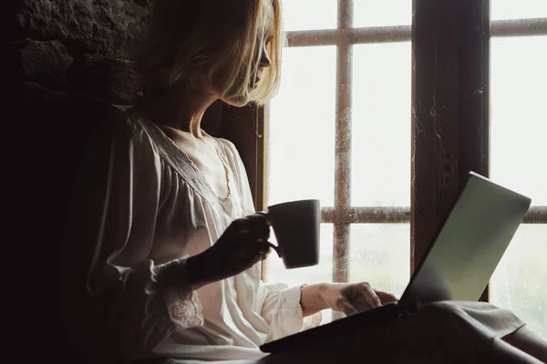 Женщина Ноутбуком Чашкой Кофе Окна Женщина Средних Лет Белой Рубашке — стоковое фото