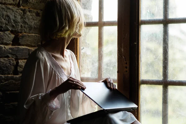 Eine Frau Schließt Einen Laptop Fenster Feierabend Freiberufler Arbeit Von — Stockfoto