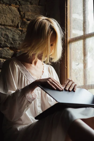 Trött Kvinna Begraver Sin Laptop Slut Arbetet Dags Att Slappna — Stockfoto
