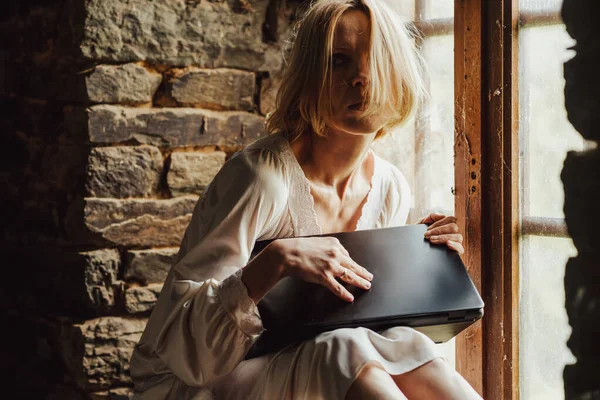 Уставшая Женщина Закапывает Свой Ноутбук Конец Работы Время Отдыхать Кризис — стоковое фото