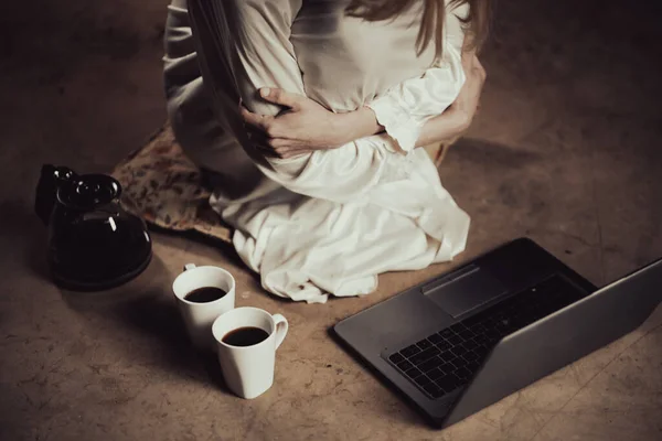 Mulher Com Xícara Café Frente Laptop Quarto Vazio Fundo Escuro — Fotografia de Stock