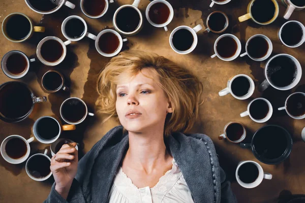 Koncept Termínu Potřeba Zůstat Veselý Žena Obklopen Mnoha Šálky Kávy — Stock fotografie