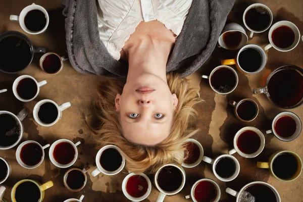 眠れない目を覚ます女性コーヒーの多くのカップに囲まれて 締め切り 良い形で 残業の概念 — ストック写真