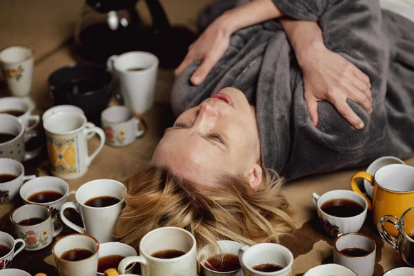 여자들은 기한이 커피를 마시고 있습니다 일중독 시간외 필요가 있습니다 — 스톡 사진