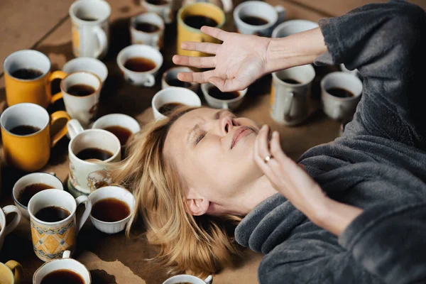 Bir Sürü Kahve Fincanıyla Çevrili Bir Kadın Son Teslim Tarihi — Stok fotoğraf