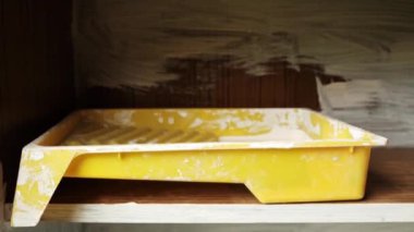 Eski mobilyaları beyaz boyayla boyamak. Ahşap dolap taze boyayla kaplı..