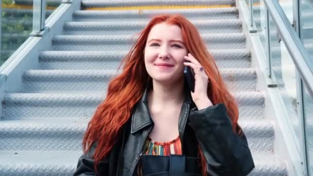 Mladá Žena Červenými Dlouhými Vlasy Mluví Mobilním Telefonu Usmívá Slunečného — Stock video