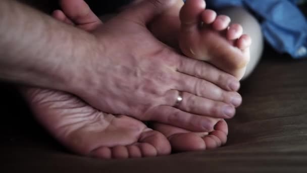 男性が2人の女性の足をマッサージします 足フェチ 女性の足と男性の手の2組 — ストック動画