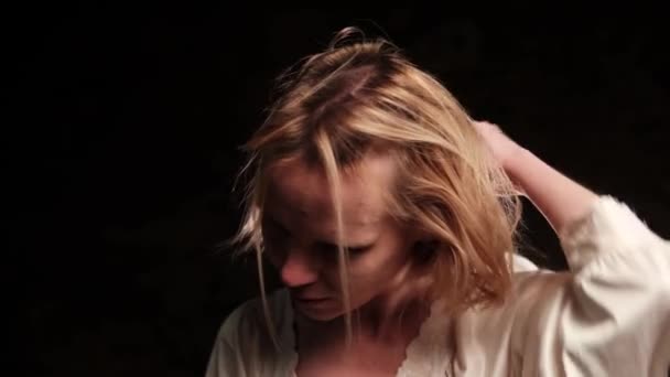 Levágni Egy Hosszú Haját Egy Ollóval Egy Középkorú Egy Sötét — Stock videók
