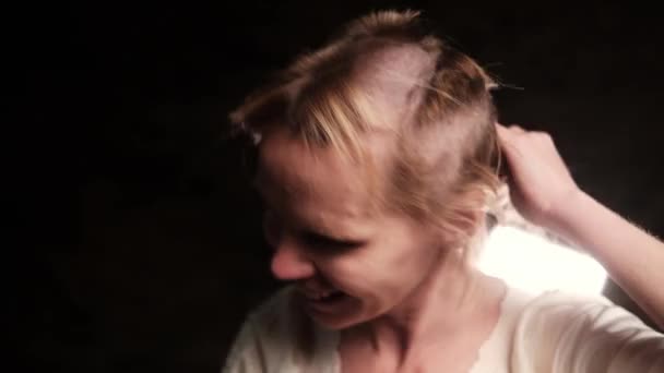 Obcinanie Długich Włosów Kobiecie Obcinaczem Kobieta Średnim Wieku Uśmiecha Się — Wideo stockowe