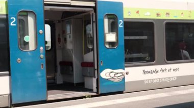 Vire, Fransa - 20 Mayıs 2023: Gündüz vakti Paris 'e giden tren istasyonu.