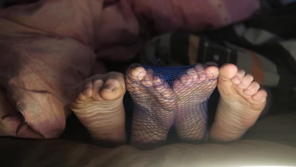 Φετίχ Ποδιών Δύο Ζευγάρια Γυναικεία Πόδια Κάλτσες Στο Κρεβάτι — Αρχείο Βίντεο